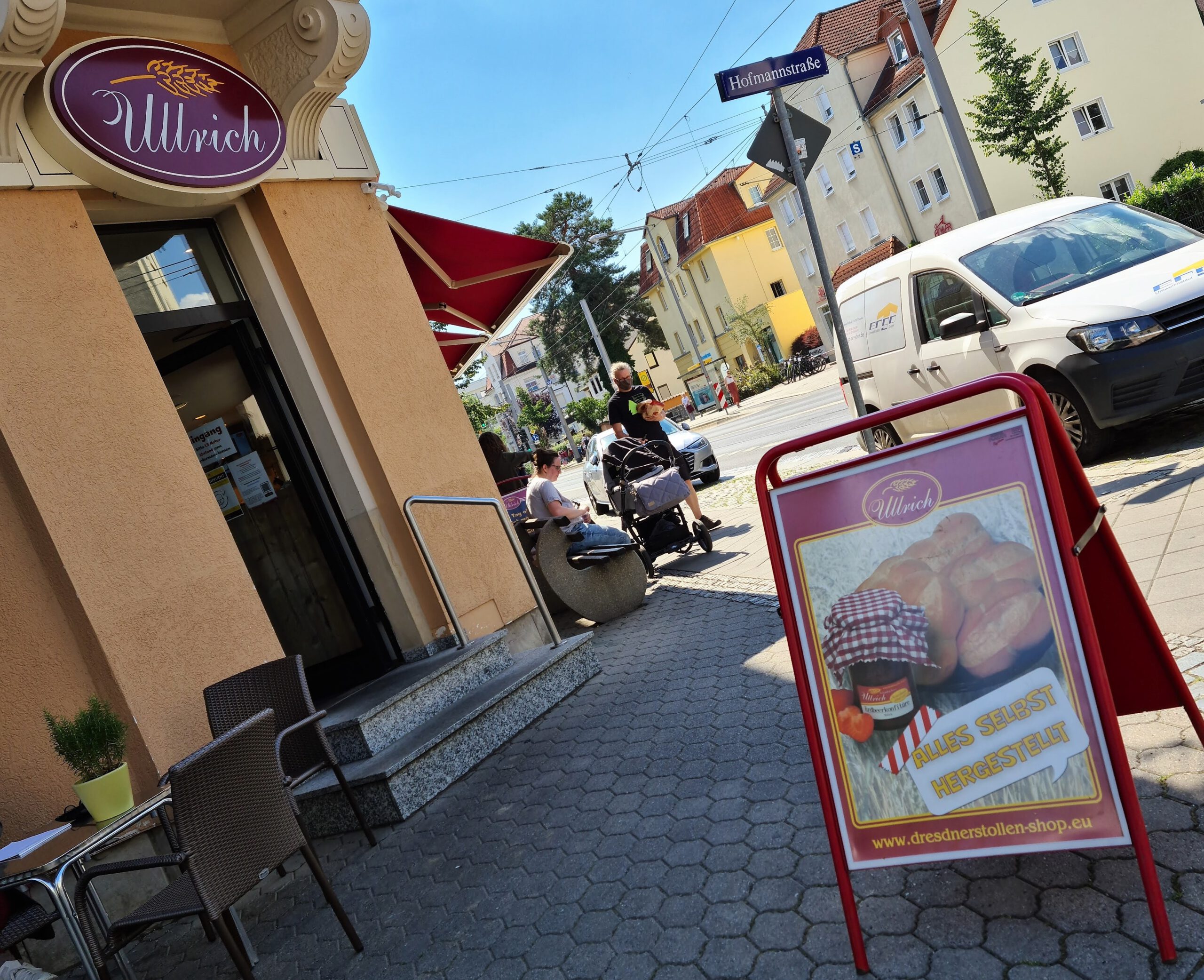 Im Außenbereich kann man gemütlich seinen Kaffee trinken und ein Stück Kuchen essen.