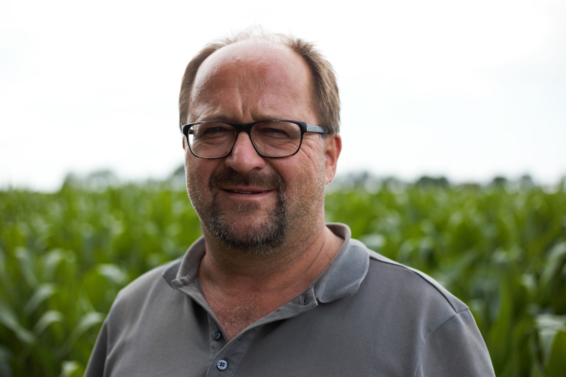 Steffen Irmer vor einem Maisfeld.