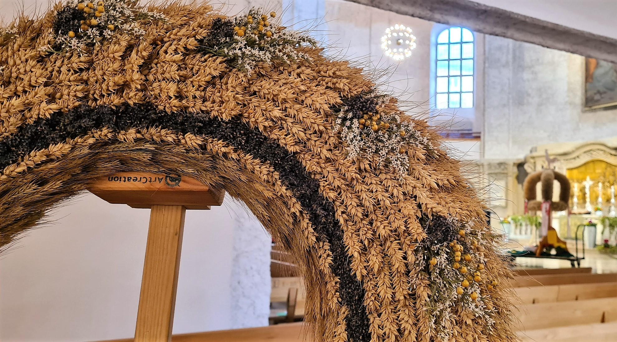 Die Erntekronen und Kränze wurden in der Kreuzkirche Dresden präsentiert. (Foto: Sven Wernicke)