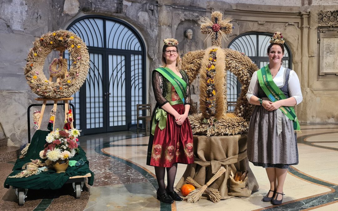 27. Erntekronen- und Erntekranzwettbewerb: Ländliche Tradition in der Dresdner Kreuzkirche