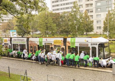 Symbolisch wurde die Bahn auf die Gleise gesetzt.