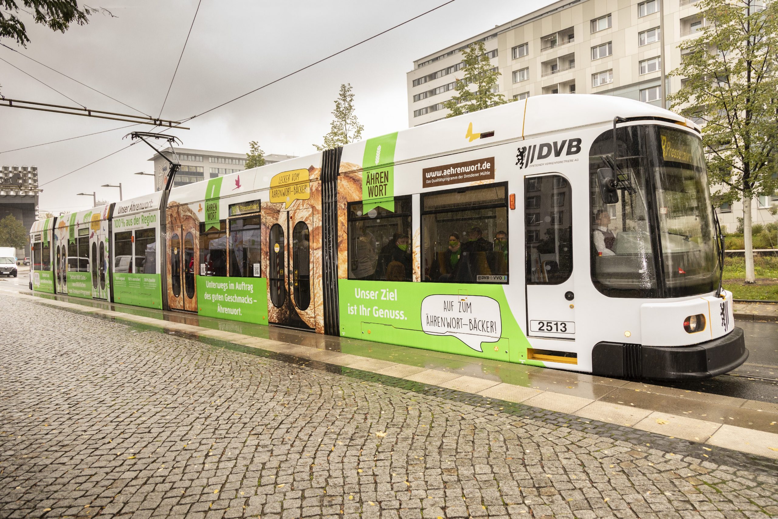 Die Straßenbahn im Ährenwort-Stil.