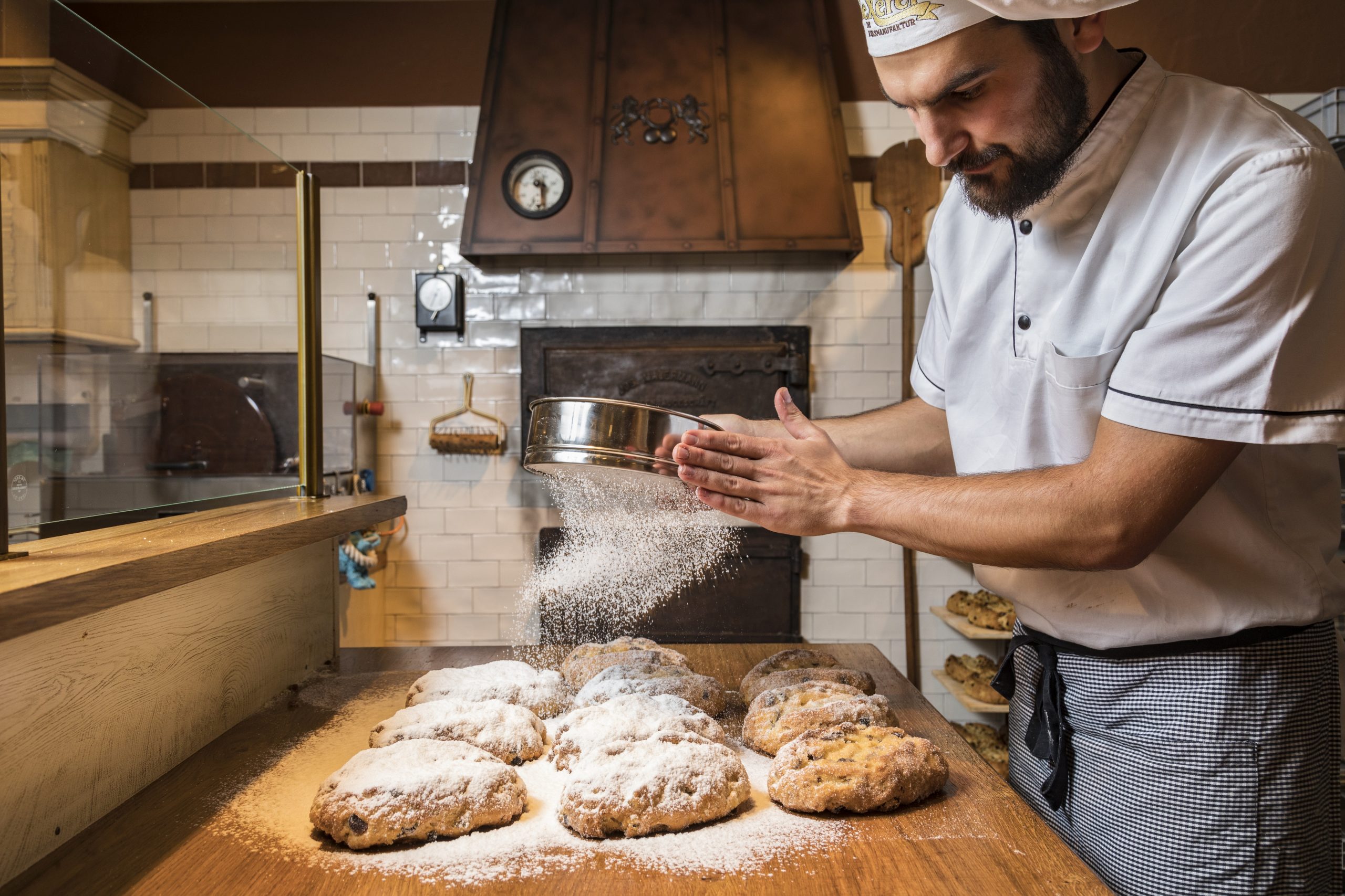 Zur Weihnachtszeit gibt's in der Kexerei auch Original Dresdner Christstollen. (Foto: Kexerei - Die Keksmanufaktur)