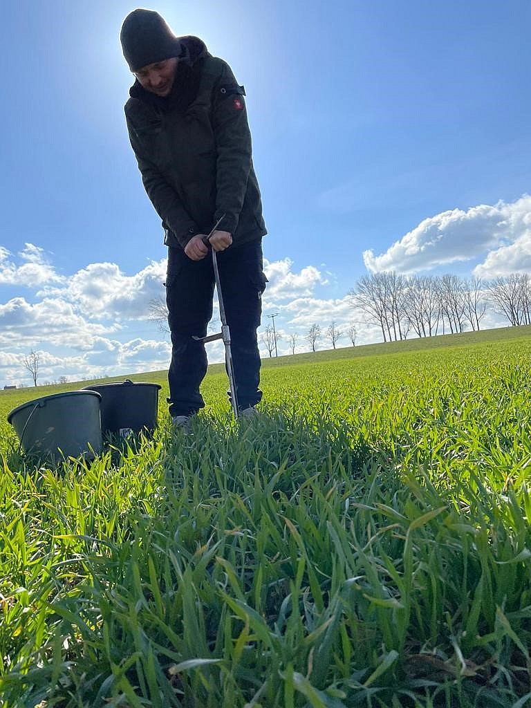 Durch die Entnahme der Bodenproben erfährt der Landwirt, welche Qualität der Boden hat. 