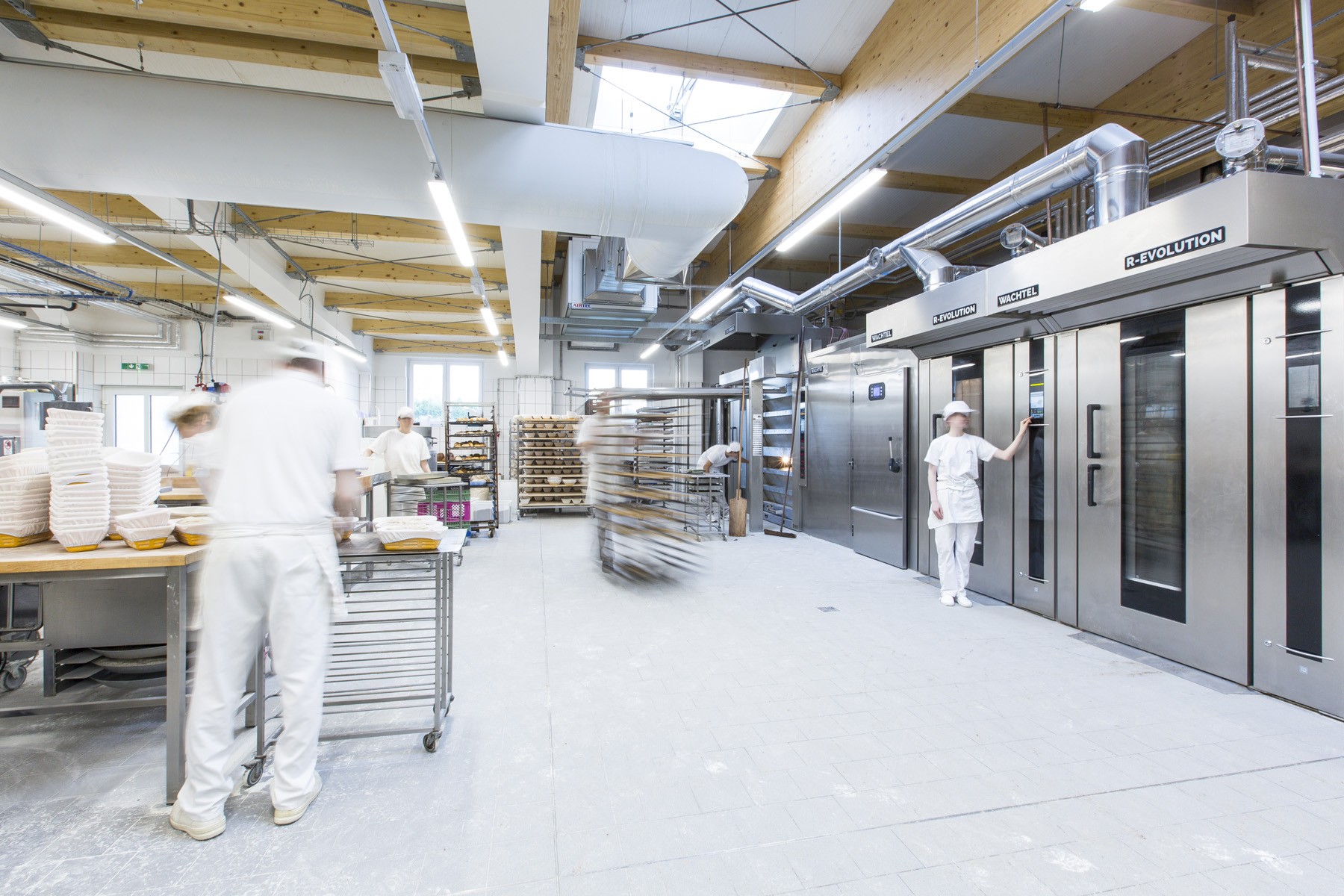 Hell, freundlich, modern - hier möchten Mitarbeiter auch gerne tätig sein. (Foto: Bäckerei Schröder)